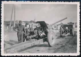 1941 Elfoglalt szovjet lövegek Nikolajevnál, hátoldalon feliratozott fotó, 6×8,5 cm
