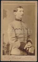 cca 1880 A lengyel Romer gróf, a 4. ulánus regiment hadnagya, Walery Rzenreski krakkói fotós kartonján, hátoldalon a fotós műtermének fametszetes képével, feliratozva, 10,5×6 cm