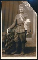 cca 1914-1918 Katona vöröskeresztes karszalaggal, fotólap Fridrich János (1874-1959) szentesi fényképész műterméből, sarka hiányzik, 13,5x8,5 cm
