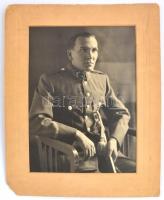 cca 1940 Katona karddal, fotó, kartonra kasírozva, sérült paszpartuban, 22,5x16 cm