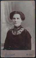 cca 1900 Hölgyportré, keményhátú fotó a Rembreandt győri műteremből, 10×6,5 cm