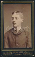cca 1880 Fiatal fiú portréja, keményhátú fotó Ravasz Imre fényképész szegedi/aradi műterméből, 10×6,5 cm