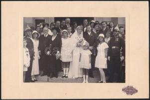 cca 1930 Esküvői csoportkép, két rendőrrel, Schäffer pecséttel jelzett fotója, 11×17 cm