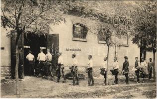 1907 Érsekújvár, Nové Zámky; Osztrák-magyar laktanya, katonák, abrakolás / K.u.K. military barracks, soldiers, canteen (fa)
