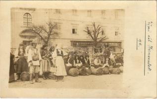 1916 Nagyszeben, Hermannstadt, Sibiu; cigány árusok, Pesti Magyar Kereskedelmi Bank fiókja / Gypsy vendors, market, bank. photo