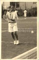 Teniszező férfi / Man playing tennis. photo