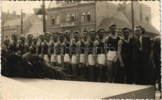 Debrecen, férfi kosárlabdások csoportja / Hungarian mens basketball team. photo (ragasztónyom / glue mark)
