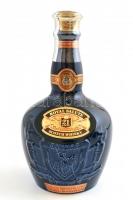 cca 2000-2010 Chivas Royal Salute - The Sapphire Flagon, 21 éves bontatlan blended malt scotch whisky, 40% abv, kék kerámia palackban, bársony palacktartóban, díszdobozban, több, mint 10 éve palackozták. 0,7 l.