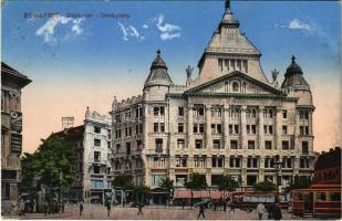1915 Budapest V. Deák tér, Anker palota, villamosok, gyógyszertár, Smith Premier írógépek, Ekker üzlete, Weiner A. és Grünbaum szabók, Ranschlung üzlete. Bal oldalon lévő épülettömböt lebontották
