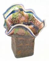Jónás Bálint, Parád: Irizáló díszváza, anyagában színezett, festett, fújt üvegszál díszítéssel, egy köszörült hibával. m: 24 cm, 25x24 cm