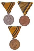 1873. Hadiérem aranyozott, ezüstözött, és Br katonai érdemérem eredeti mellszalaggal (3xklf) T:2,2- Hungary 1873. Military Medal gilded, silvered and Br medallion with original ribbon (3xdiff) C:XF,VF NMK 231.