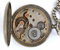 Fém tokos zsebóra, sérült számlappal, működő  állapotban, fém lánccal  d: 55 mm