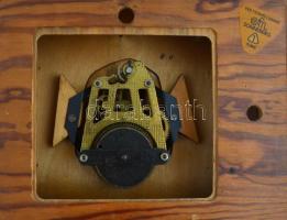 Sonneberg mechanikus óra, felhúzójával, 21×28×5 cm