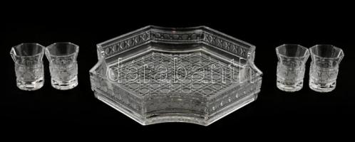 Nyolcszögletű kristály tálca, 4 db kristály pohárral, rajtuk kis csorbákka, tálca: 26x26 cm, pohár: ...