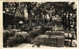 1939 Budapest XIV. Zugló, Özv. Schrettner Mártonné vendéglője, étterem kertje pincérrel. Gyarmat utca 42. (ragasztónyom / glue marks)