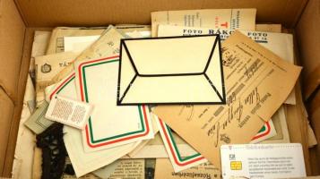 1 cipősdoboznyi, papírrégiség tétel: levelek, okmányok,, fotók, számolócédulák, tábori posta, zsebna...