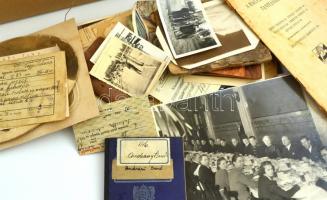 1 cipősdoboznyi, papírrégiség tétel: levelek, okmányok,, fotók, számolócédulák, tábori posta, zsebna...