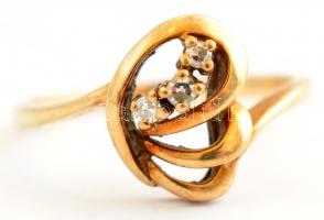 Arany (Au) 10K gyűrű, kövekkel, jelzett, méret: 54, bruttó: 2,2 g