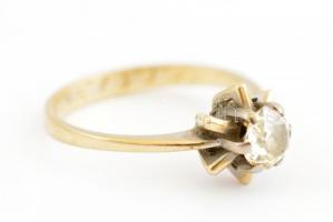 Arany (Au) 18K gyűrű, kővel, jelzett, méret: 51, bruttó: 2,7 g