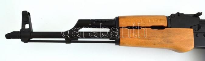 AK-63 F 'Kalasnyikov' gépkarabély, hatástalanított, dukumentummal, jó állapotban, h: 89 cm