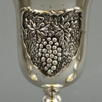 6 db fém szőlőmintás likőrös pohár, m: 8,5 cm + Üveg-fém cukor/jégtartó dobozka, m: 10,5 cm