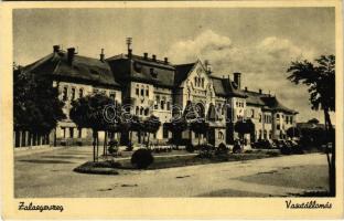 1943 Zalaegerszeg, Vasútállomás, automobilok, kerékpár (EK)