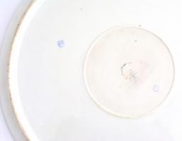 Alt Wien jelzéssel: Nagy méretű porcelán dísztál. Matricás, jelzett, kis kopásokkal. d: 30 cm
