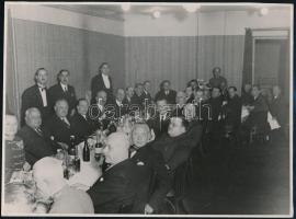 1939 a cs. és kir. 50. gyalogezred tisztjeinek összejövetele az Abbázia kávéházban. 24x17 cm