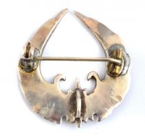 Ezüst (Ag) brossá alakított medál, fekete tűzzománccal, jelzetlen, bruttó: 4,96 g, 3,5x3 cm