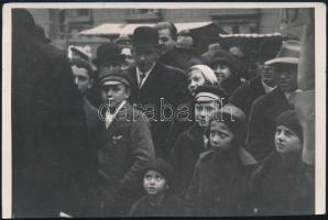 cca 1931 Kinszki Imre (1901-1945) budapesti fotóművész hagyatékából, a szerző által feliratozott vintage fotó (A búcsú publikuma), 12x18,3 cm