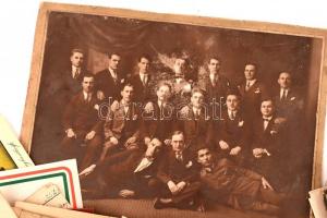 cca 1870- cca 1936 Doboznyi papírrégiség, közte: fotók, képeslapok, újságrészletek, stb