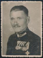 cca 1930 vitéz Pók József katonatiszt fényképe kitüntetésekkel 6x9 cm
