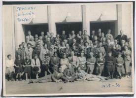 1936 Szeged, a szegedi színházi társulat tagjairól készült csoportkép, vintage fotó egy privát fotóalbum lapjáról, 12,3x17,5 cm