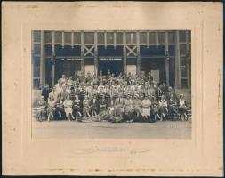 1934 Hódmezővásárhely, színházi társulat csoportképe, Schnitzer művészi fényképész felvétele, hidegpecséttel jelzett vintage fotó, kasírozva, 11,3x16,8 cm