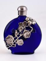 Virág mintás fém díszítésű, kobalt kék parfümös üveg. Art deco stílusú 10 cm
