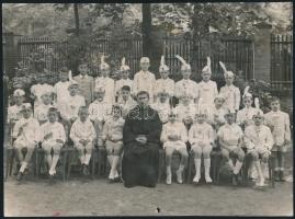 cca 1930 Régi osztály tabló darutollas diákokkal, szerzetessel. 23x17 cm