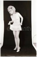 cca 1974 Vegyes összeállítás, szolidan erotikus felvételek, 24 db vintage NEGATÍV, 24x36 mm