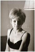 cca 1973 Próbafelvételek, szolidan erotikus felvételek, 12 db vintage NEGATÍV, 24x36 mm