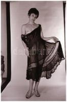 cca 1977 Az erotika mindenkit bizserget, szolidan erotikus felvételek, 13 db vintage NEGATÍV, 24x36 ...