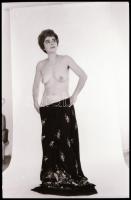 cca 1972 Előjáték, szolidan erotikus felvételek, 12 db vintage NEGATÍV, 24x36 mm