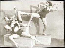 cca 1935 Szentpál Olga csoportjának mozgásművészeti kompozíciója, 1 db negatív, 3,6x5 cm