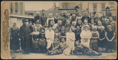cca 1914 Gyári munkások csoportképe, keményhátú vintage fotó, 8,8x17,8 cm