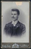 1904 Arad, Rutkai Fülöp fényképész műtermében készült, keményhátú vintage fotó, a kép felül hiányos, hátoldala feliratozott, 10,8x6,6 cm