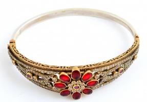 Aranyozott ezüst(Ag) kövekkel gazdagon díszített karperec, jelzett, 6,5×5 cm, bruttó: 22,89 g