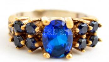 Aranyozott ezüst(Ag) gyűrű, kék kövekkel, jelzett, méret: 55, bruttó: 6,43 g