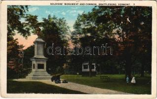 Brattleboro (Vermont), soldiers monument and common, cannon (creases)