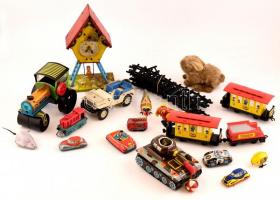 Régi lemez- és kulcsos játékok, vonat, autó, figurák