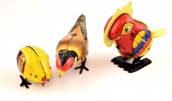 Régi lemez- és kulcsos játékok, vonat, autó, figurák