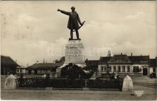 1938 Orosháza, Kossuth Lajos szobor, háttérben a Takarékpénztár, Mandl Irma üzlete. Pless N. kiadása (EB)