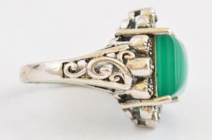 Ezüst(Ag) gyűrű, szintetikus zöld kővel és markazittal, jelzett, méret: 62, bruttó: 9,26 g